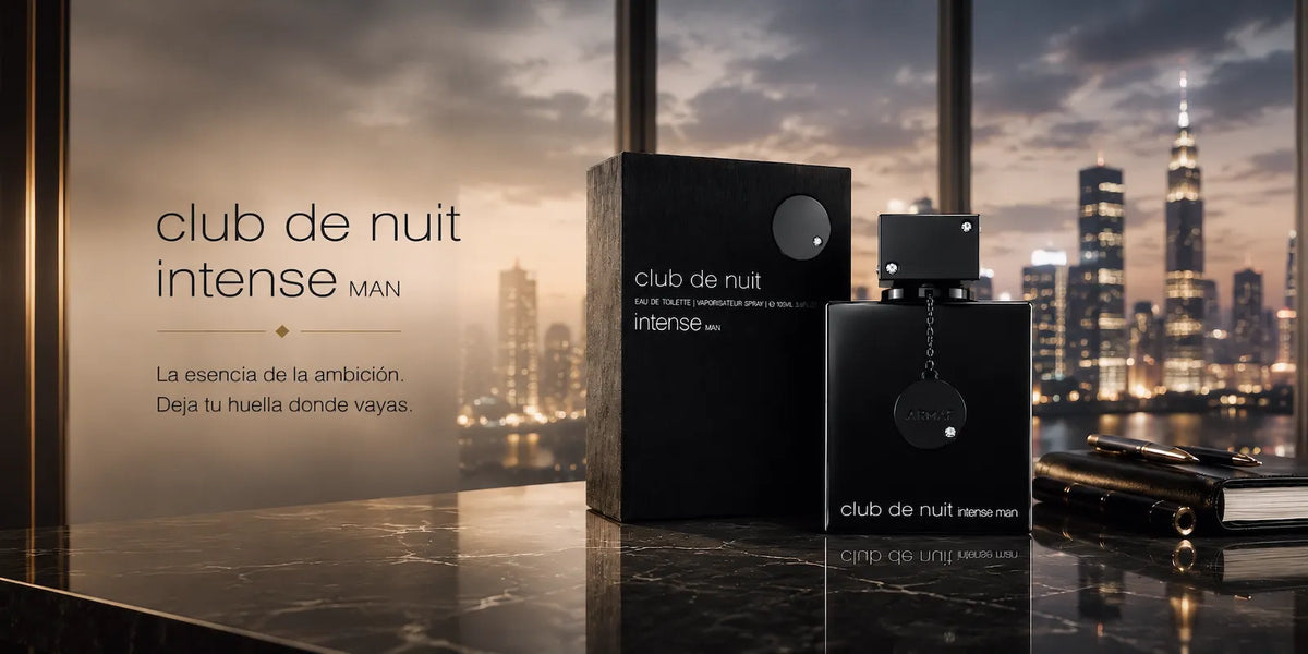 Perfume Club de Nuit Intense Man con su caja negra sobre una mesa de mármol, con el skyline de la ciudad al atardecer. La esencia de la ambición