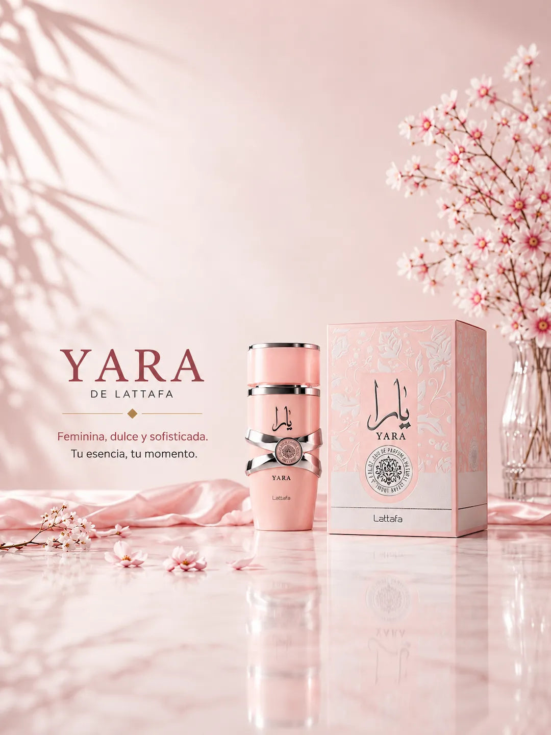 Perfume Yara de Lattafa en rosa con su caja, junto a flores y una tela de seda rosa. Femenina, dulce y sofisticada